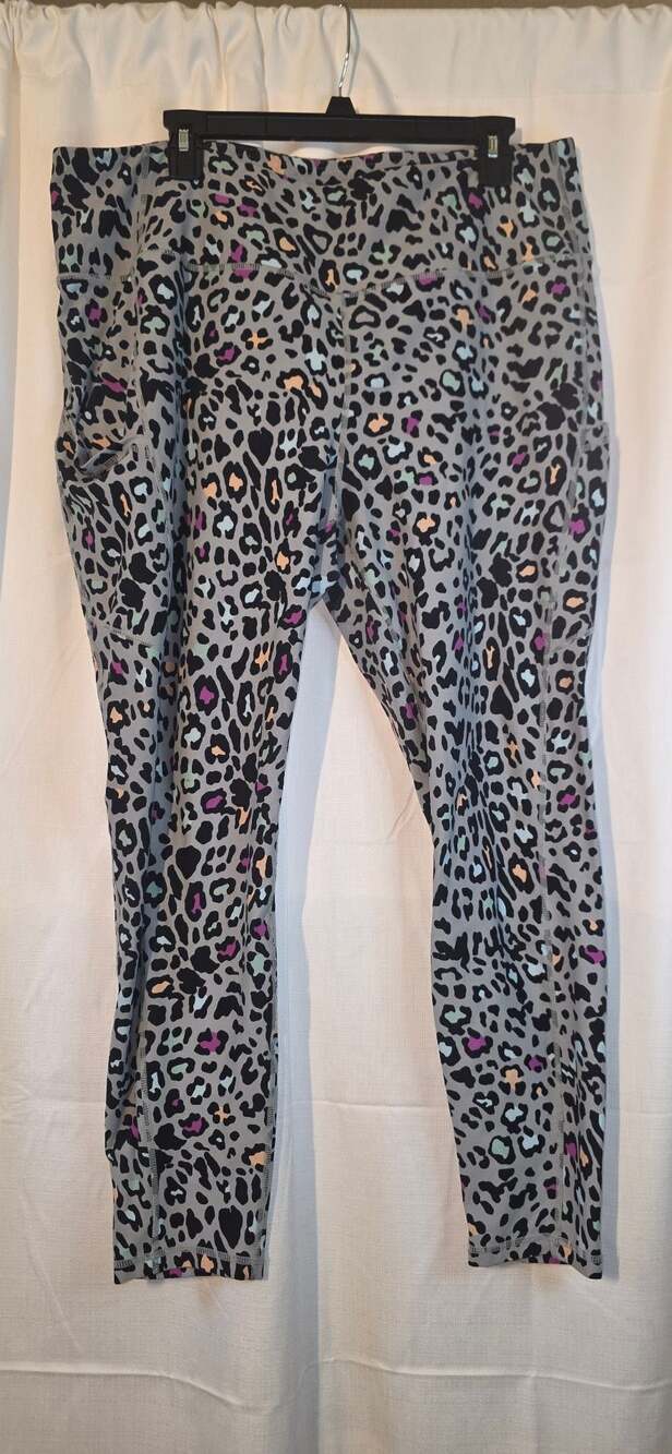 Torrid Active size 3 Leopard print full length side pockets work out leggings.